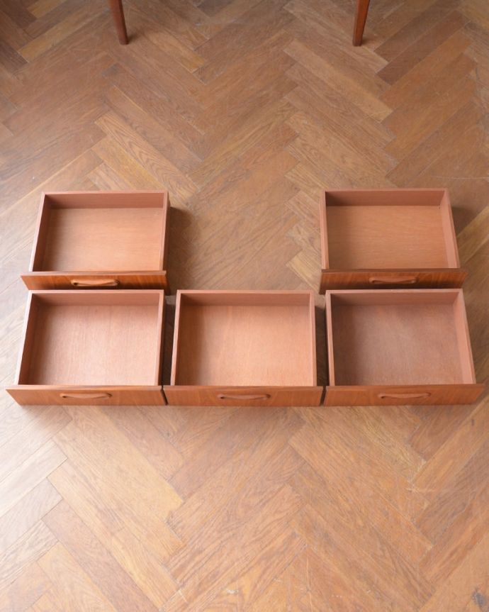 アンティークのデスク・書斎机　アンティーク家具　60's　デスク　引き出しの中も！もちろん引き出しの中もキレイにお直ししてあります。(m-739-f)