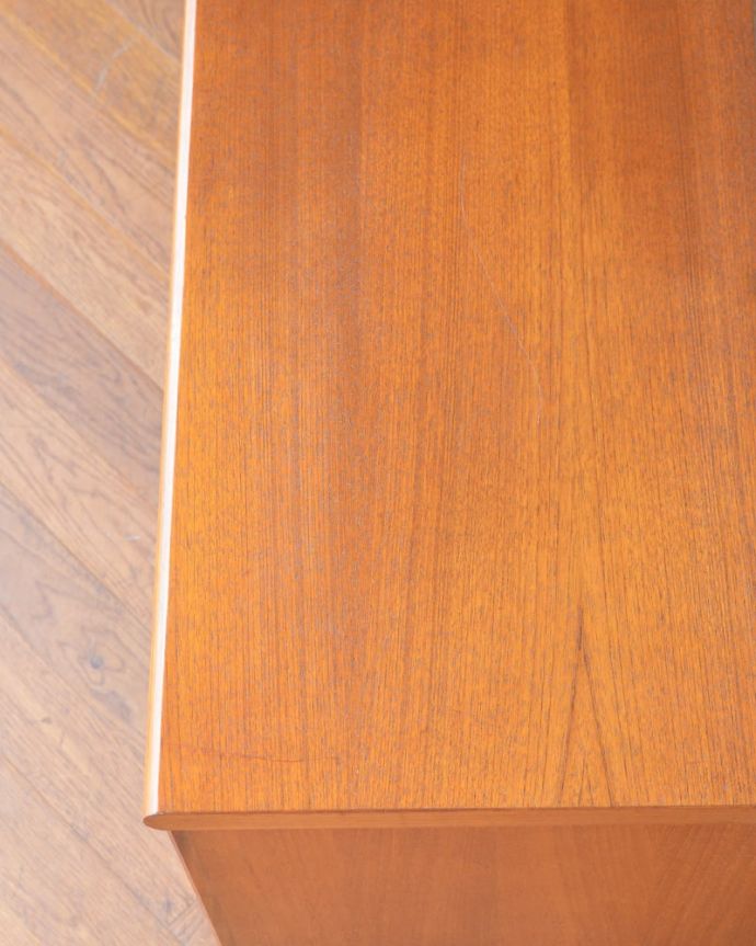 アンティークのデスク・書斎机　アンティーク家具　60's　デスク　天板を近くから見ると･･･デスクは天板を使う家具なので、キレイにお直ししました。(m-739-f)