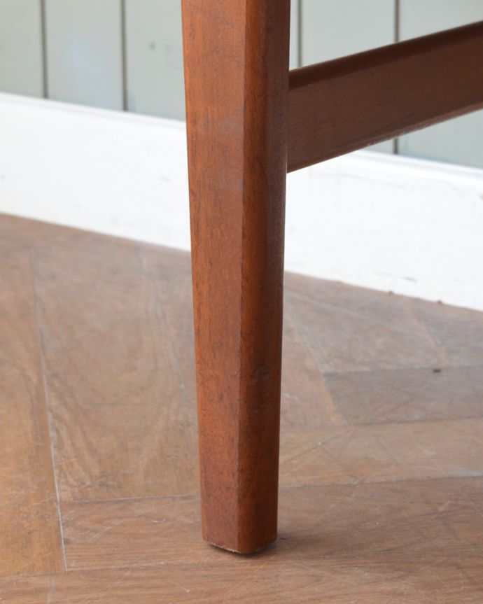 アンティークのデスク・書斎机　アンティーク家具　60's　デスク　女性1人でラクラク運べちゃう仕掛けHandleのアンティークは、脚の裏にフェルトキーパーをお付けしています。(m-739-f)