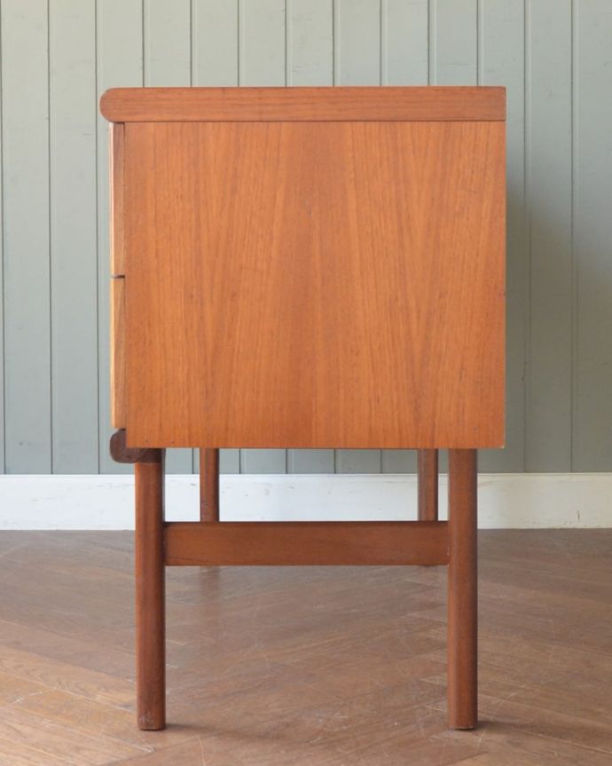 アンティークのデスク・書斎机　アンティーク家具　60's　デスク　横顔も美しく！こんな風に見えますもちろん、横側もキレイに修復しているので、横から見てもキレイです。(m-739-f)