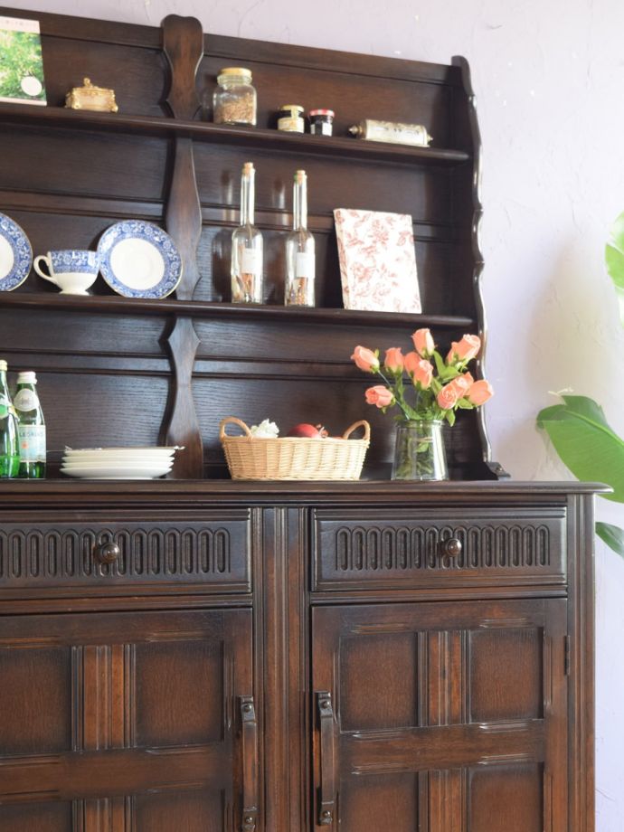 アンティーク家具らしさが漂うオープンシェルフ