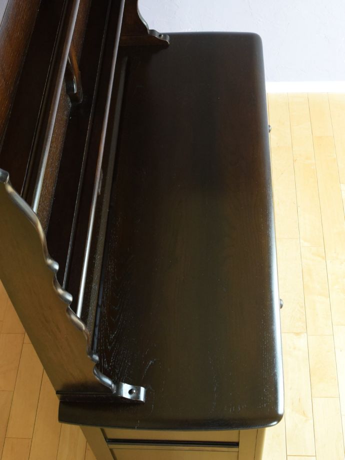 アンティークのオープンシェルフの天板