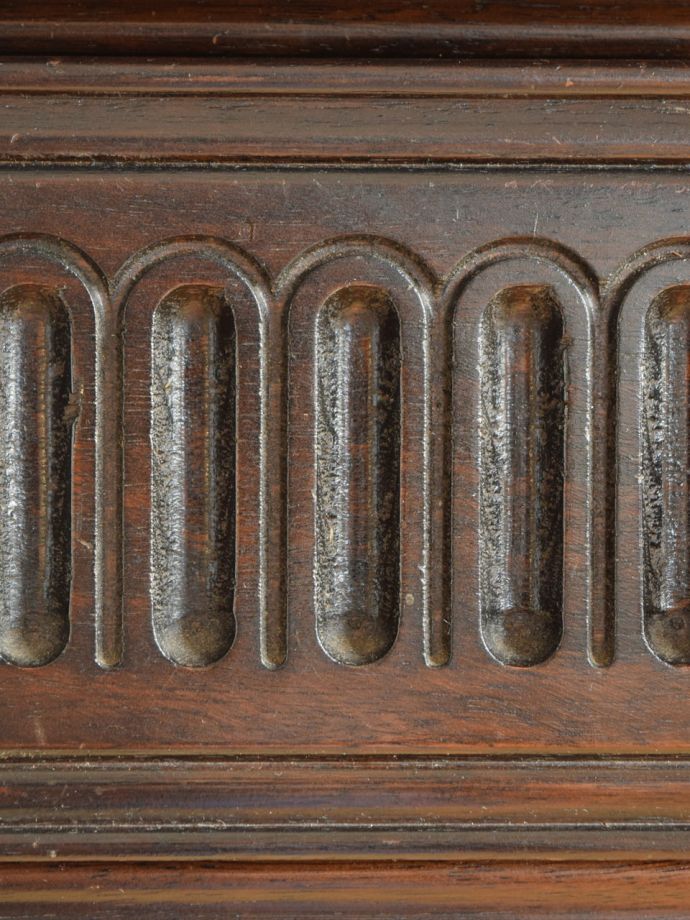 英国アンティーク家具らしい装飾