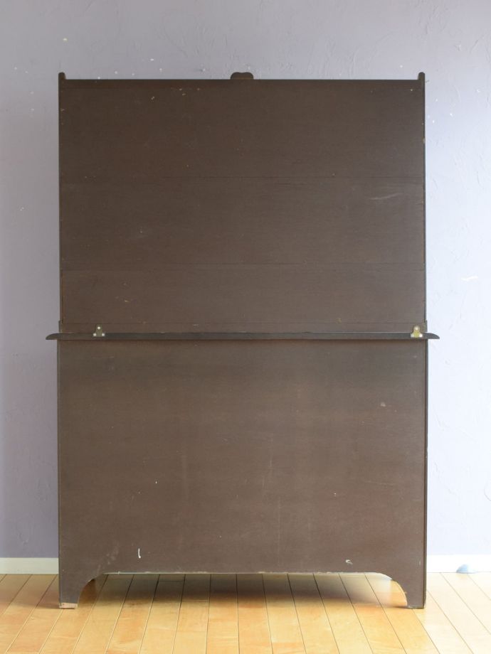 キャビネットの後ろ姿