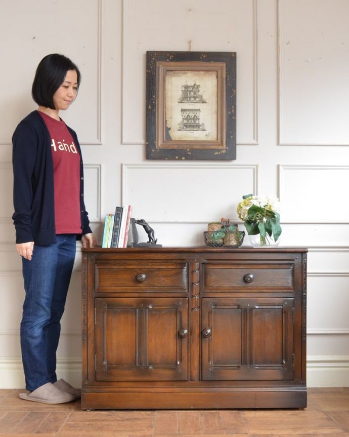 アンティークのキャビネット　アンティーク家具　クラシック　チェスト　英国アンティーク家具らしい重厚なオトナの美しさ重厚感のあるドッシリとした雰囲気の彫がたっぷり入ったサイドボード、もともとはダイニングでサーブ用に使われていた家具です。(m-741-f)