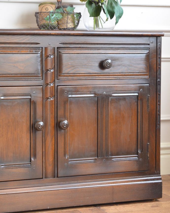 アンティークのキャビネット　アンティーク家具　クラシック　チェスト　やっぱり魅力は英国らしい彫まだ機械が発達していない時代に、こんなに堅い木材をどうやって加工したんだろう？って不思議になるくらい細かい彫。(m-741-f)