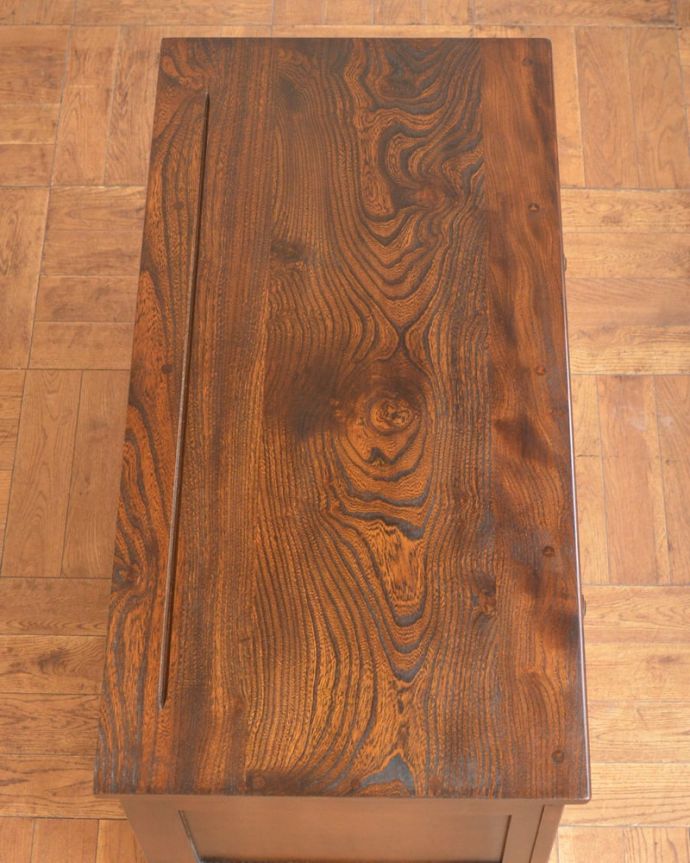 アンティークのキャビネット　アンティーク家具　クラシック　チェスト　上から見てるとこんな感じです。(m-741-f)