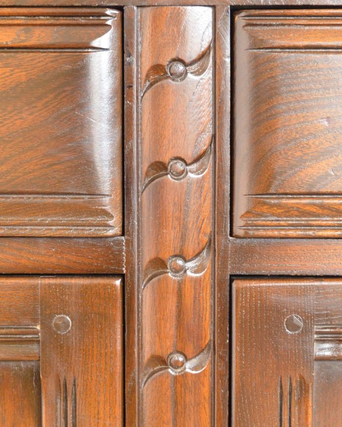 アンティークのキャビネット　アンティーク家具　クラシック　チェスト　至る所に繊細な彫いろんな彫のデザインがありますが、個人的に美しいと思える女性らしく優雅なデザインを選んできました。(m-741-f)