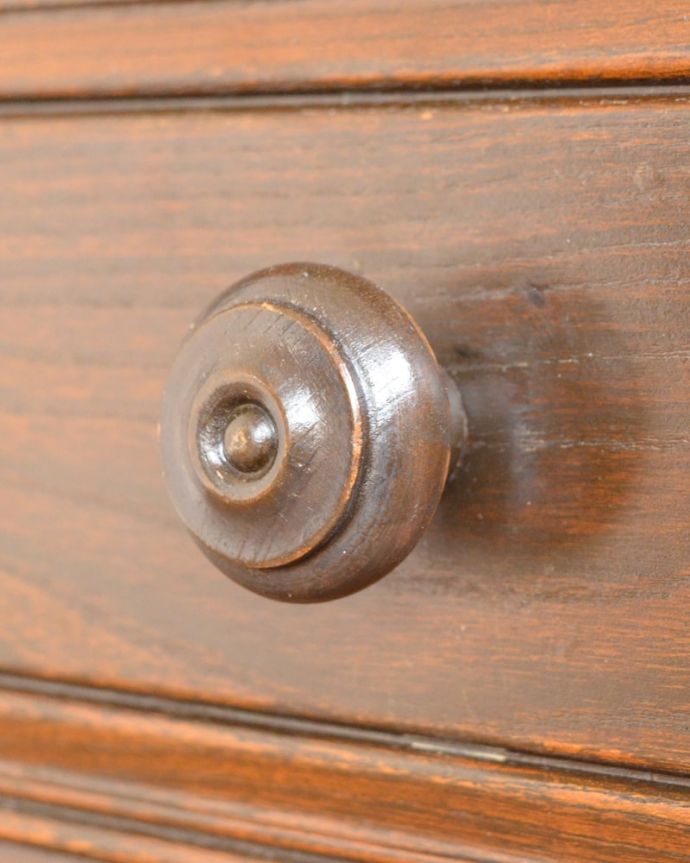 アンティークのキャビネット　アンティーク家具　クラシック　チェスト　取っ手にまでアンティークらしさ時間の流れが感じられる凝ったデザインの味わい深い取っ手。(m-741-f)