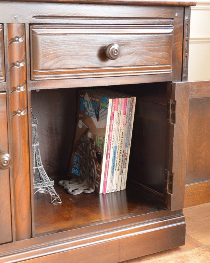 アンティークのキャビネット　アンティーク家具　クラシック　チェスト　扉の中は収納たっぷりA4サイズの雑誌までしっかり収納出来ちゃう大きさ。(m-741-f)