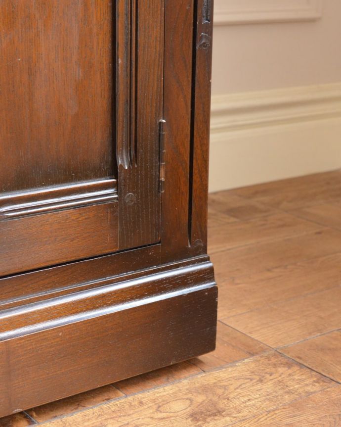 アンティークのキャビネット　アンティーク家具　クラシック　チェスト　女性1人でラクラク運べちゃう仕掛けHandleのアンティークは、脚の裏にフェルトキーパーをお付けしています。(m-741-f)