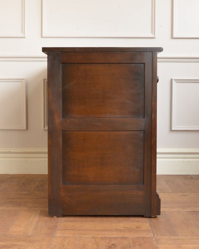 アンティークのキャビネット　アンティーク家具　クラシック　チェスト　もちろん横から見てもステキ横顔にだって妥協しません。(m-741-f)