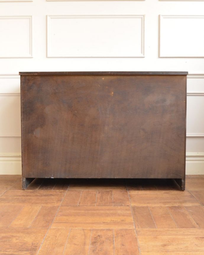 アンティークのキャビネット　アンティーク家具　クラシック　チェスト　さらに後ろ姿もチェックアンティークは新品ではないので、もちろん経年変化によるキズはありますが、専門の職人がキレイに修復しました。(m-741-f)