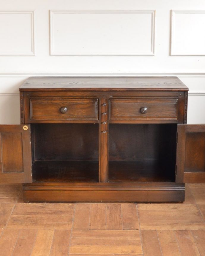 アンティークのキャビネット　アンティーク家具　クラシック　チェスト　扉の奥にはたっぷりの収納。(m-741-f)