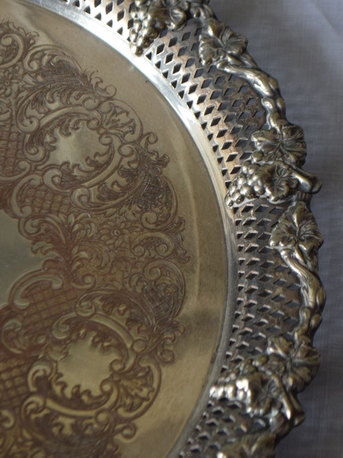 装飾の美しい銀盆