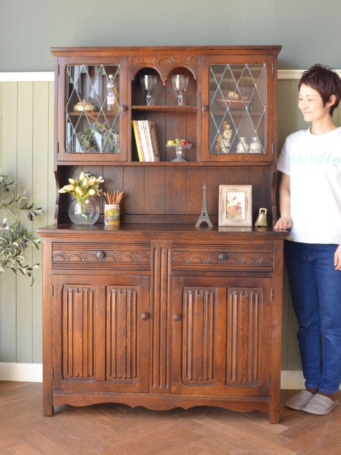 アンティークのキャビネット アンティーク家具 クラシックカップボード 英国らしい堂々とした風格のあるガラスキャビネット重厚感ある佇まいで、落ち着いた雰囲気を演出してくれる英国のキャビネット。(m-742-f)