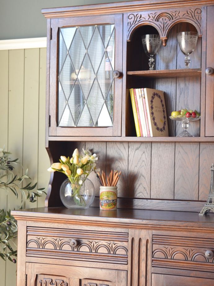 アンティークのキャビネット アンティーク家具 クラシックカップボード ガラス越しに中をのぞいてみると・・・アンティークのガラスを通して中に入っているものを見ると、なんだかちょっと高級に見えるんです。(m-742-f)