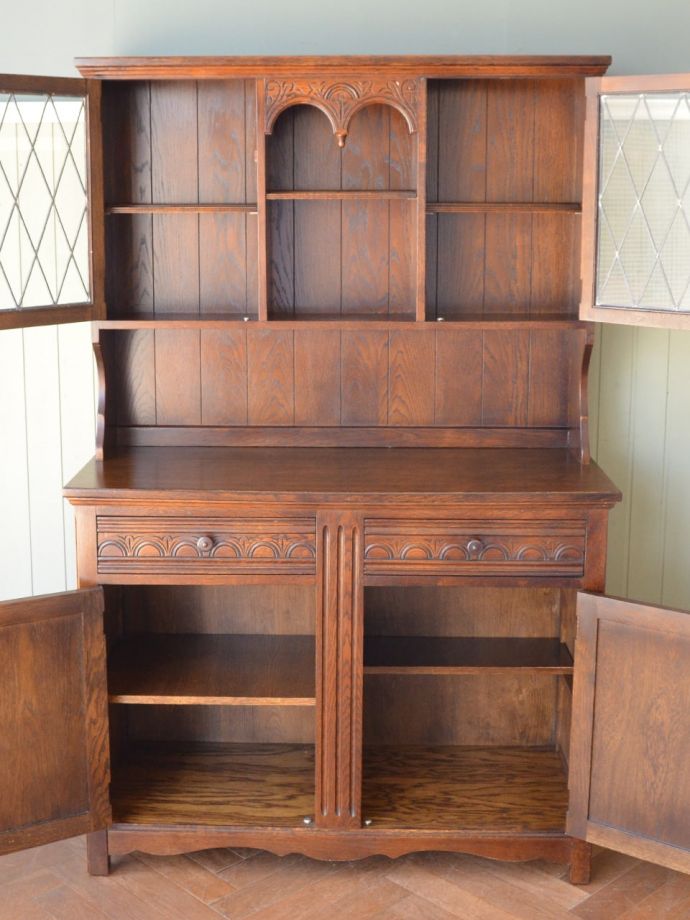 アンティークのキャビネット アンティーク家具 クラシックカップボード 扉を開けると・・・上扉内の棚板は木枠にガラスの板がのせられた状態になっています。(m-742-f)