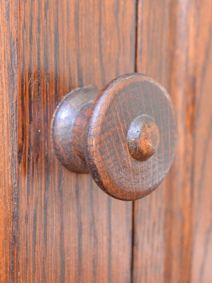 アンティークのキャビネット アンティーク家具 クラシックカップボード 開ける度にワクワク・・・取っ手もアンティークらしいデザイン。(m-742-f)