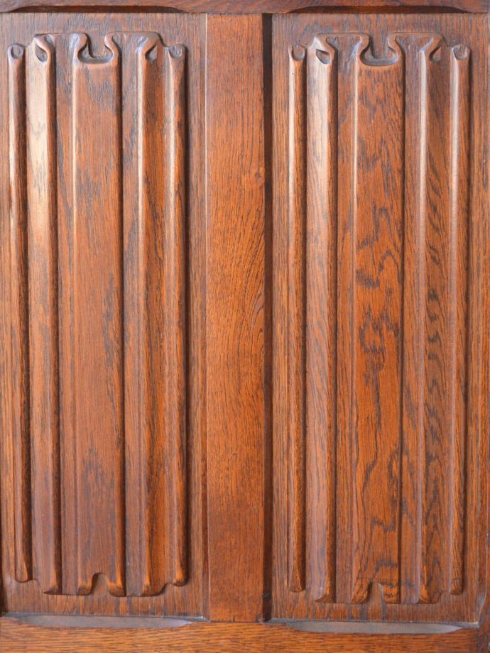 アンティークのキャビネット アンティーク家具 クラシックカップボード 惚れ惚れしちゃう美しさこんなに堅い無垢材に一体どうやって彫ったんだろう?と不思議になるくらい細かい彫にうっとりです。(m-742-f)