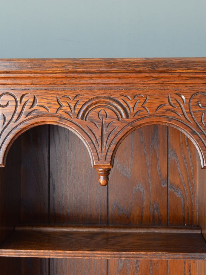アンティークのキャビネット アンティーク家具 クラシックカップボード いろんな場所にこだわり彫のデザインもいろいろです。(m-742-f)