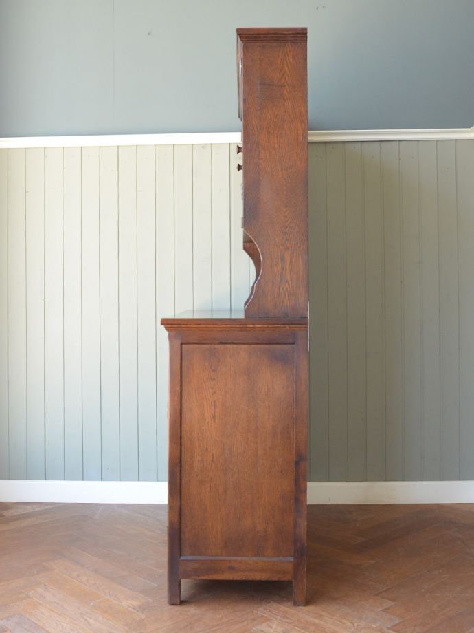 アンティークのキャビネット アンティーク家具 クラシックカップボード 横から見ても素敵なんですガラスキャビネットはどこから見ても美しい!いろんな角度から中をのぞきこんで楽んで下さい。(m-742-f)