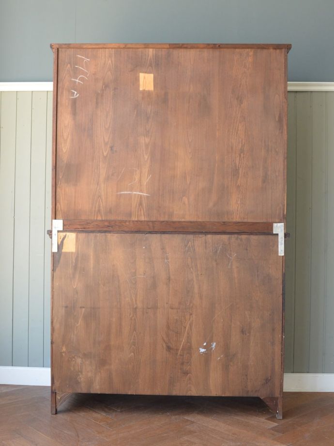 アンティークのキャビネット アンティーク家具 クラシックカップボード キレイに修復しました!アンティークは新品ではないので、経年変化によるキズはありますが、専門の職人がキレイにお直しをしているので、後姿までキレイです。(m-742-f)