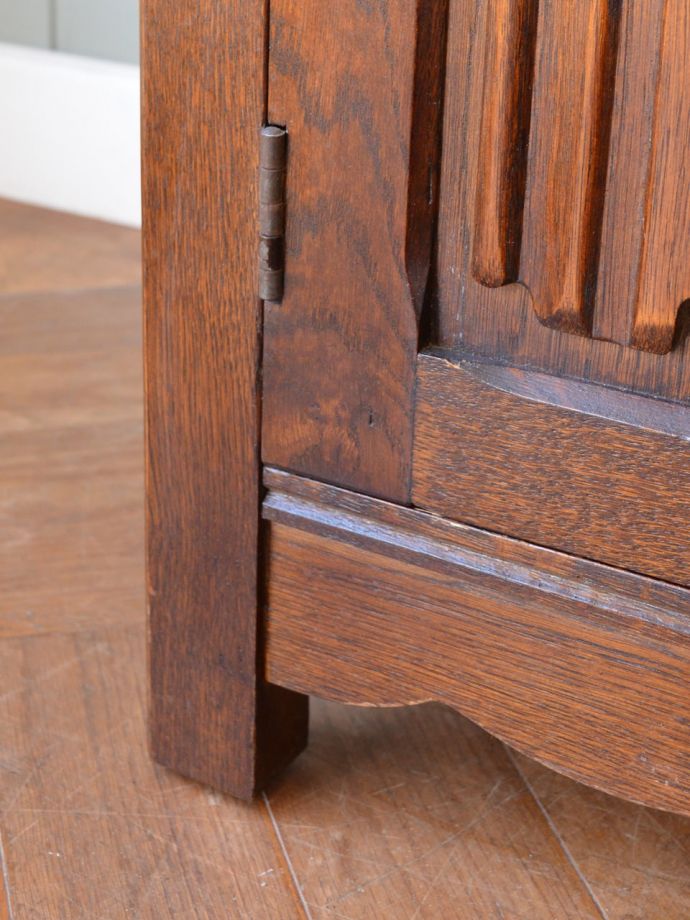 アンティークのキャビネット アンティーク家具 クラシックカップボード 女性1人でラクラク運べちゃうんですHandleのアンティークは、脚の裏にフェルトキーパーをお付けしています。(m-742-f)