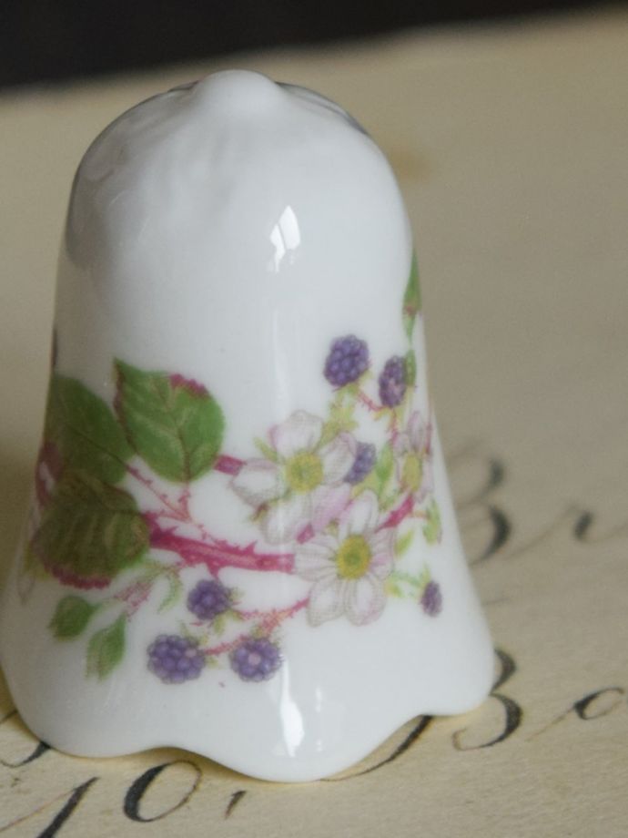 イギリスのアンティーク雑貨、めずらしい形のお花のシンブル（指貫）(m