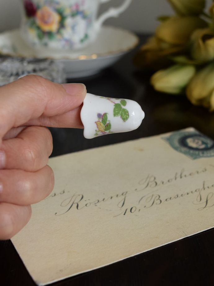 イギリスのアンティーク雑貨、めずらしい形のお花のシンブル（指貫）(m