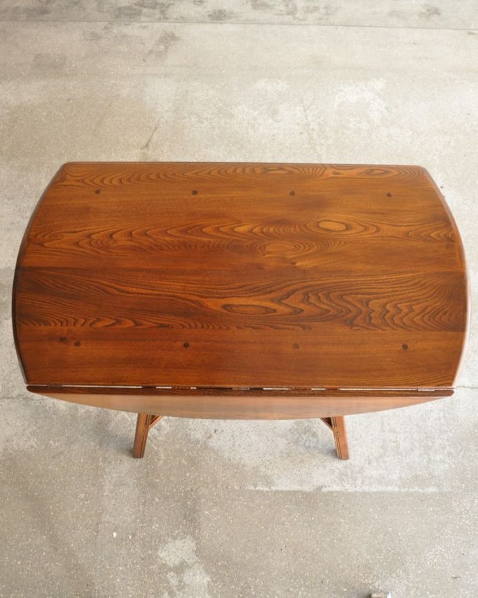 アンティークのテーブル　アンティーク家具　アーコール　ドロップリーフテーブル　畳むとこんなにスリムなサイズリーフを閉じた状態のテーブルを上から見るとこんな感じ。(m-745-f)