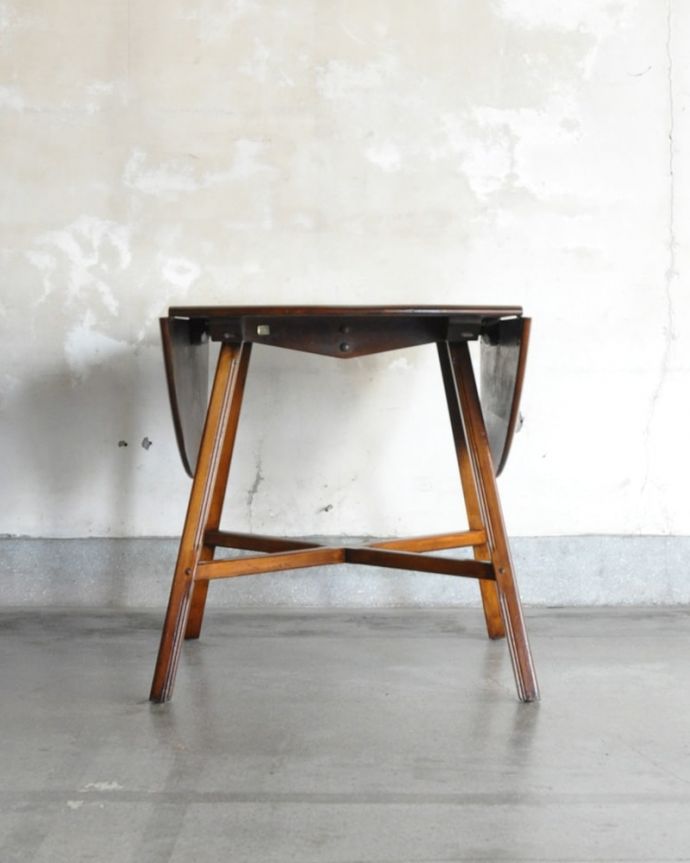 アンティークのテーブル　アンティーク家具　アーコール　ドロップリーフテーブル　横から見てもステキ使わないときは、たたんで壁につけておけば、お部屋が広く使えます。(m-745-f)