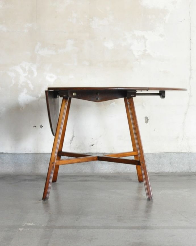 アンティークのテーブル　アンティーク家具　アーコール　ドロップリーフテーブル　片方だけ開いても･･･リーフは片方ずつ広がるので、3WAYで使えます。(m-745-f)