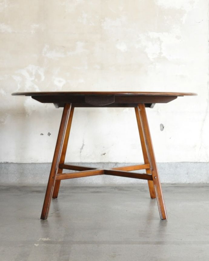 アンティークのテーブル　アンティーク家具　アーコール　ドロップリーフテーブル　クルッと回転！アンティークは新品ではないので、もちろん経年変化によるキズはありますが、専門の職人がキレイにお直しをしているので、どこから見てもキレイです。(m-745-f)