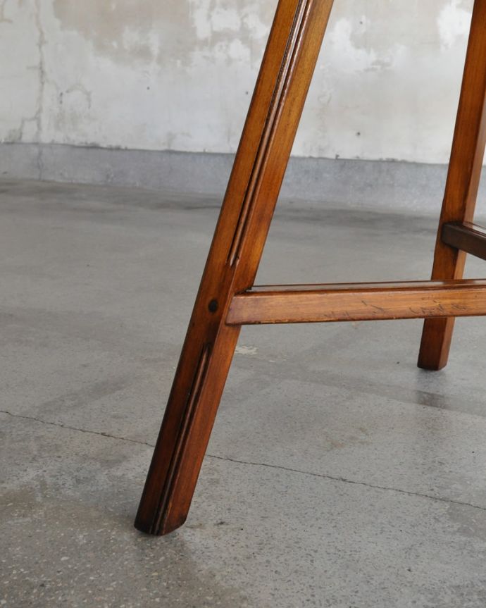 アンティークのテーブル　アンティーク家具　アーコール　ドロップリーフテーブル　持ち上げなくても移動できます！Handleのアンティークは、脚の裏にフェルトキーパーをお付けしていますので、持ち上げなくても床を滑らせて移動させることが出来ます。(m-745-f)