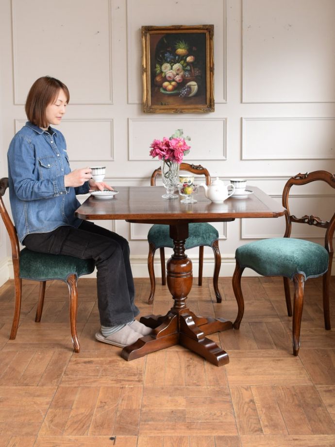 英国アンティークのテーブル