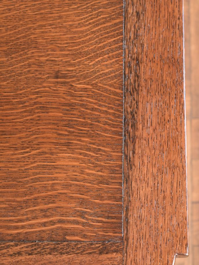 アンティークテーブルらしい木目