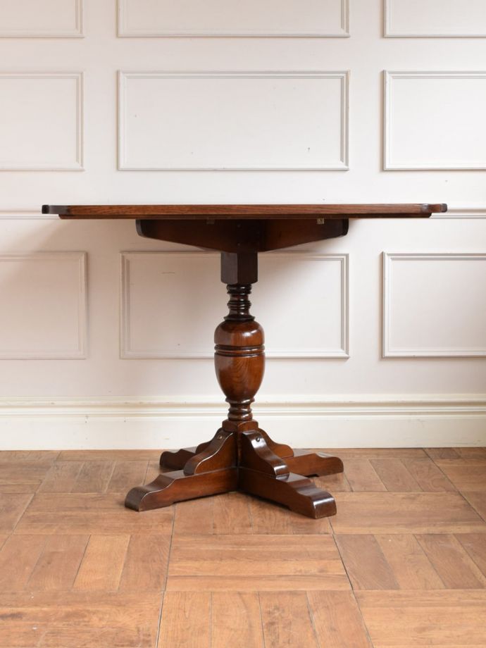 ダイニングテーブルの側面