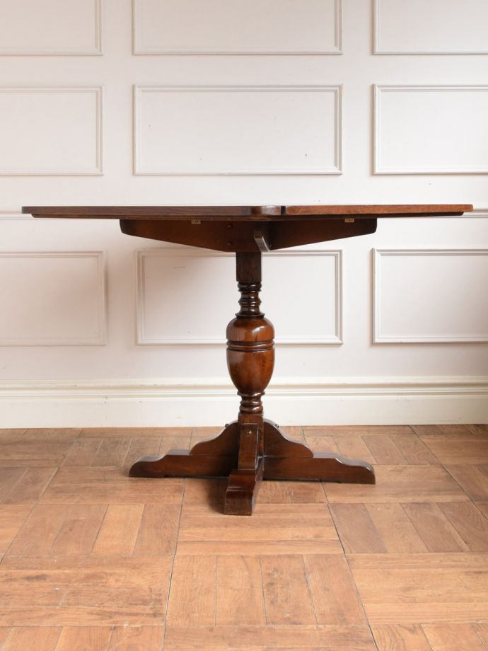 アンティークテーブルの横顔