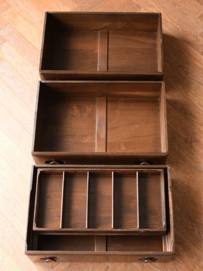 サイドボードの引き出しの中