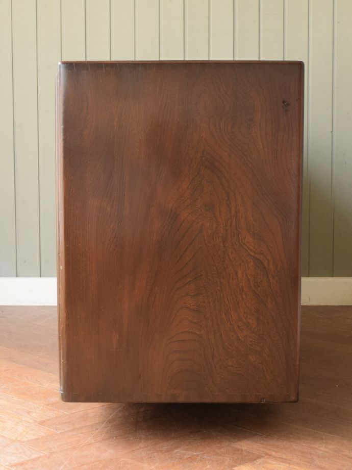 アーコールのキャビネットの側面