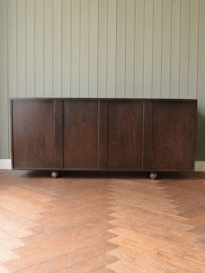 ビンテージキャビネットの後ろ姿