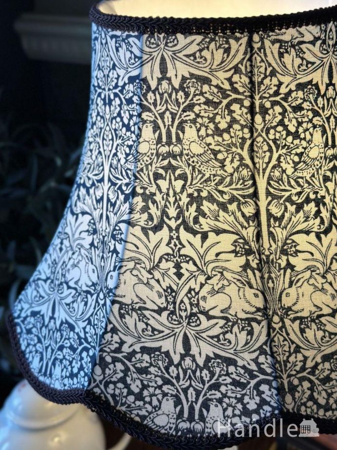 イギリスから届いたアンティークのテーブルランプ、ミルク色のガラスが