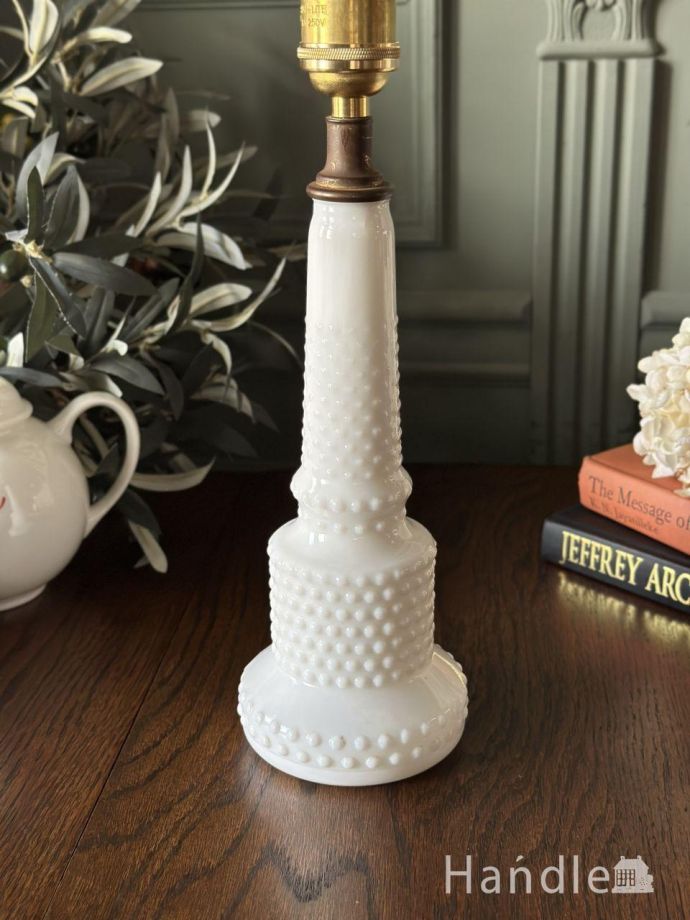 イギリスから届いたアンティークのテーブルランプ、ミルク色のガラスが