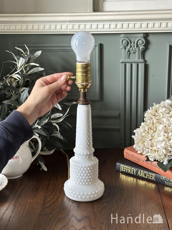 イギリスから届いたアンティークのテーブルランプ、ミルク色のガラスが