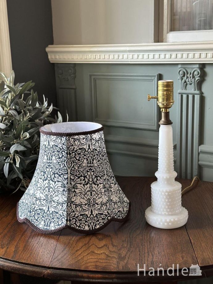 イギリスから届いたアンティークのテーブルランプ、ミルク色のガラスが