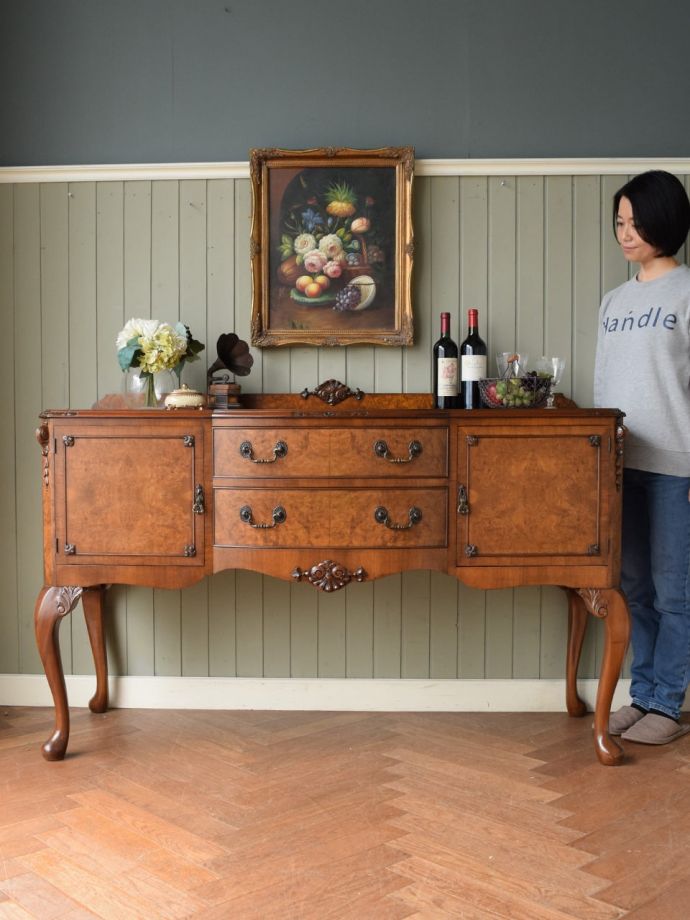 英国アンティークのサイドボード