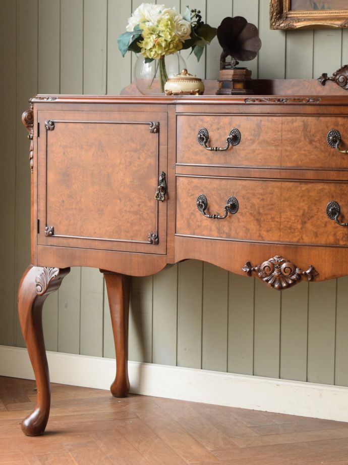 アンティーク家具らしい美しい杢目