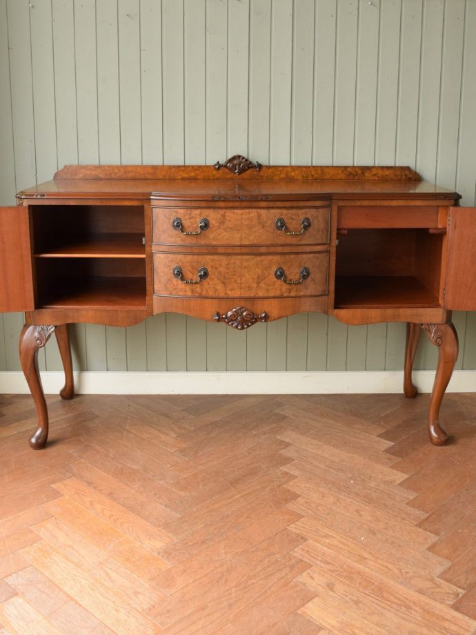 サイドボードの扉の中