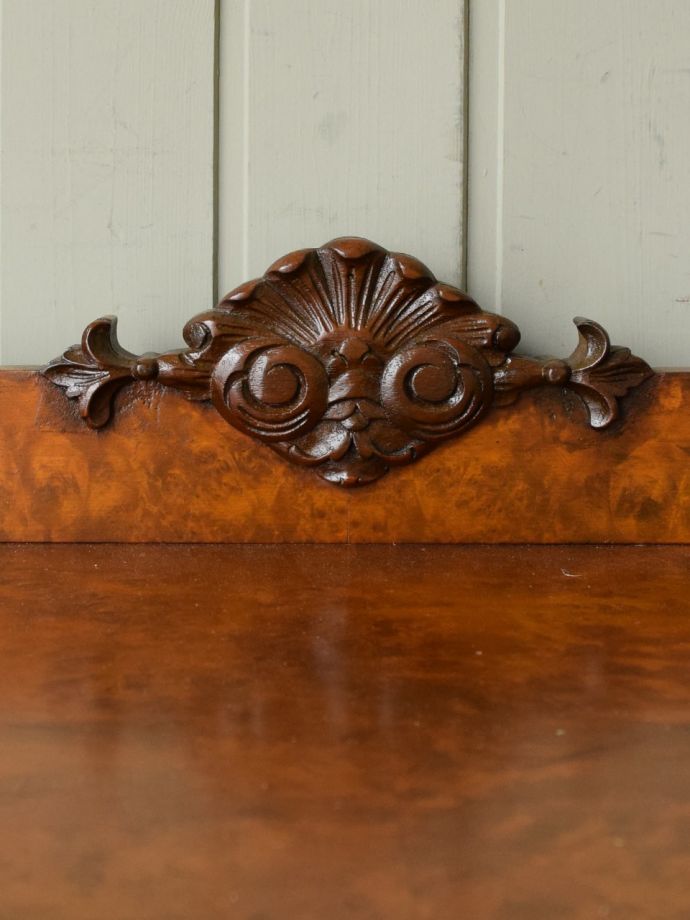 アンティーク家具らしい装飾